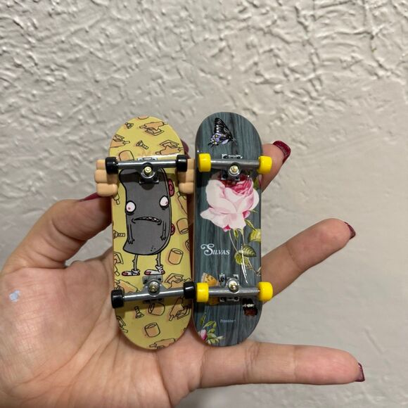Tech Deck SK8 Crew Fingerboard Rider with 2 boards - Picture 2 of 2